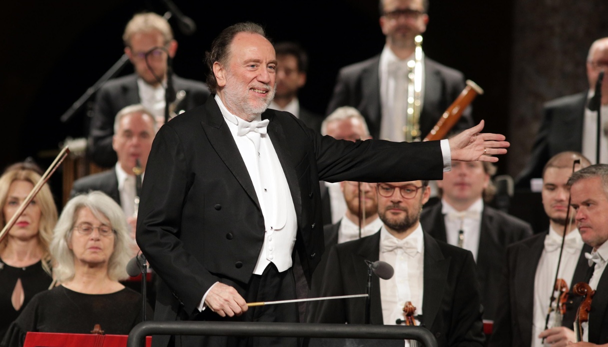 https://wips.plug.it/cips/notizie.virgilio.it/cms/2025/12/riccardo-chailly-scala-applausi-ritorno.jpg