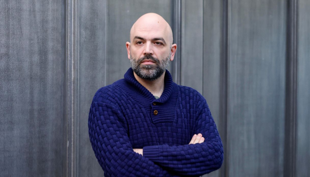 https://wips.plug.it/cips/notizie.virgilio.it/cms/2025/12/roberto-saviano-passaggio-al-bosco-piu-libri-piu-liberi.jpg