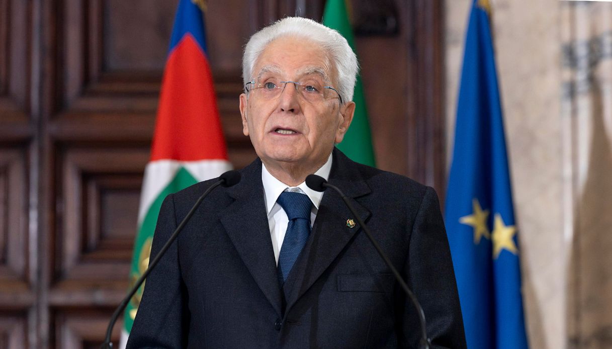 https://wips.plug.it/cips/notizie.virgilio.it/cms/2025/12/sergio-mattarella-difesa.jpg