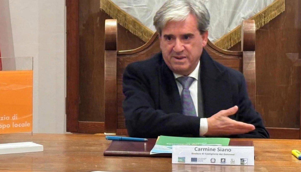 https://wips.plug.it/cips/notizie.virgilio.it/cms/2025/12/sindaco-aggredito.jpg