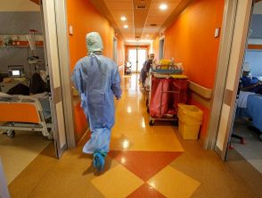 Tachipirina spezzata sul petto dall'infermiere senza guanti, paziente immunosoppresso denuncia il San Raffaele