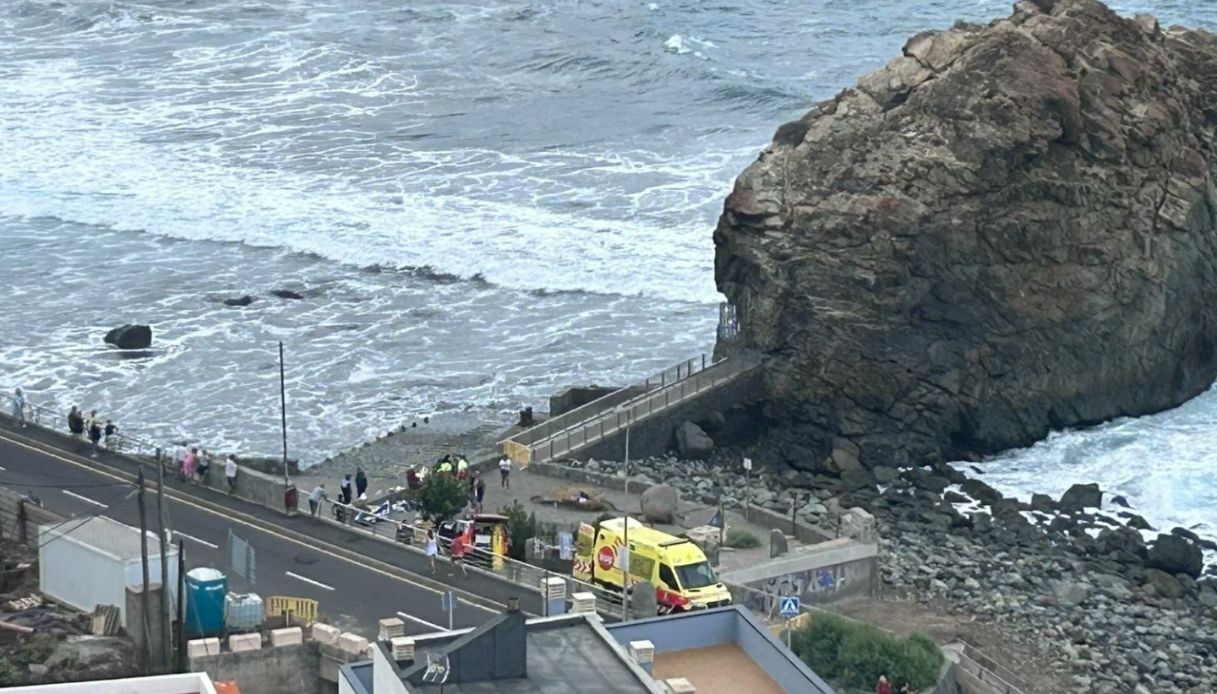 https://wips.plug.it/cips/notizie.virgilio.it/cms/2025/12/tenerife-onde-anomale-morti.jpg