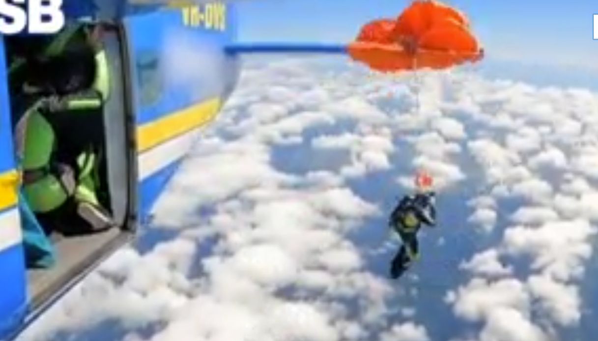 https://wips.plug.it/cips/notizie.virgilio.it/cms/2025/12/video-paracadutista-aereo-australia.jpg