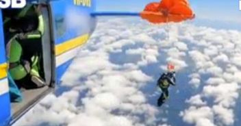 video-paracadutista-aereo-australia