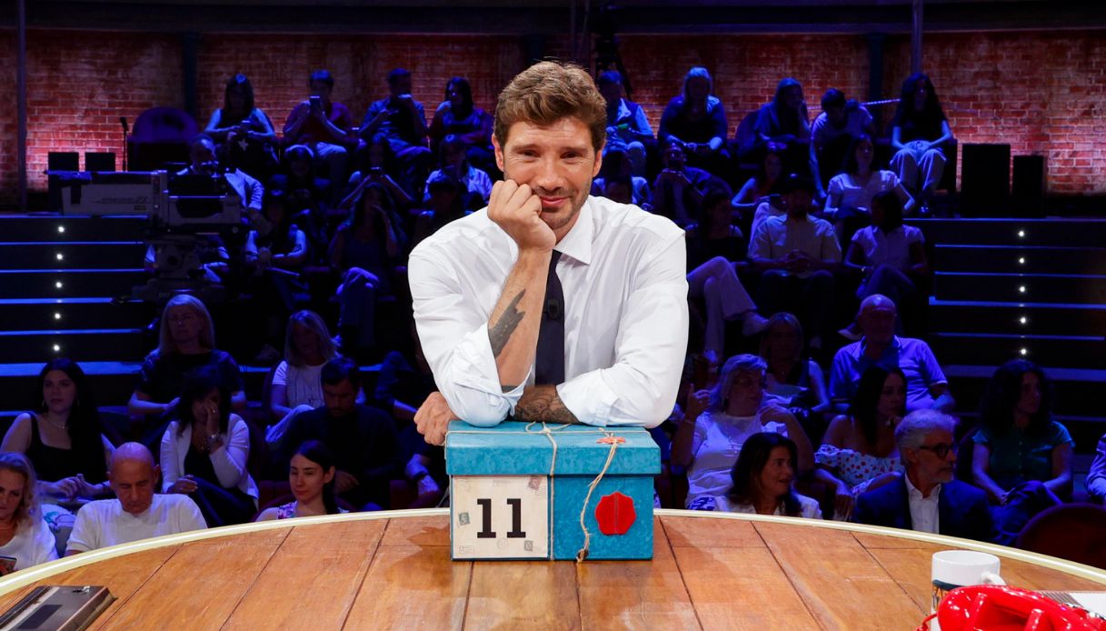 Affari Tuoi di Stefano De Martino in onda nonostante la morte di papà Enrico, Rai non cancella la puntata