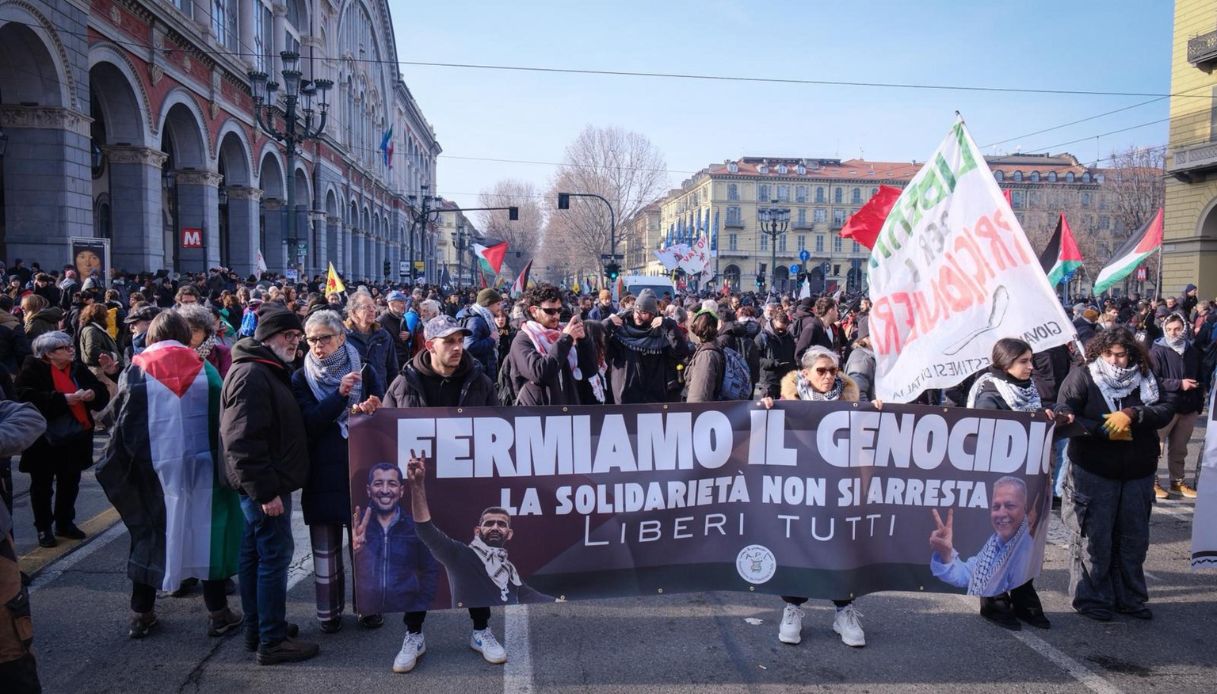 Al corteo per Askatasuna a Torino arriva Zerocalcare, spuntano anche cartelli contro "Meloni sionista"