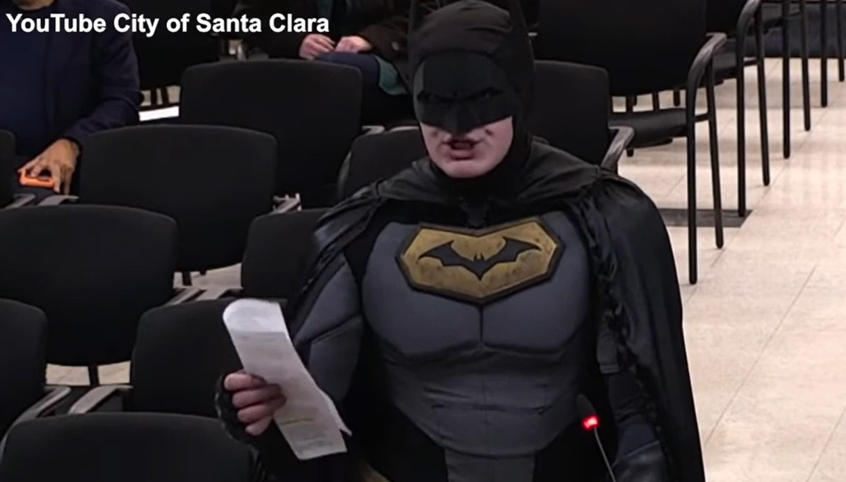 uomo vestito da batman entra nel comune di santa clara e protesta per la presenza dell ice al super bowl da Virgilio.it uomo vestito da batman entra nel comune di santa clara e protesta per la presenza dell ice al super bowl