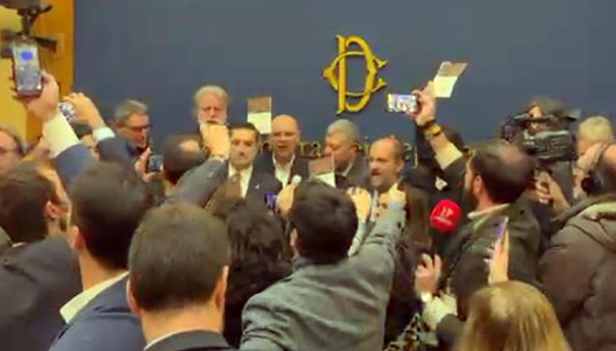 Opposizione fa saltare conferenza Casapound alla Camera sulla Remigrazione tra Bella Ciao e Fischia il Vento