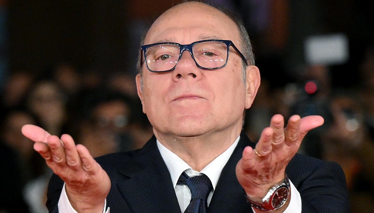 https://wips.plug.it/cips/notizie.virgilio.it/cms/2026/01/carlo-verdone-festa-truffa.jpg