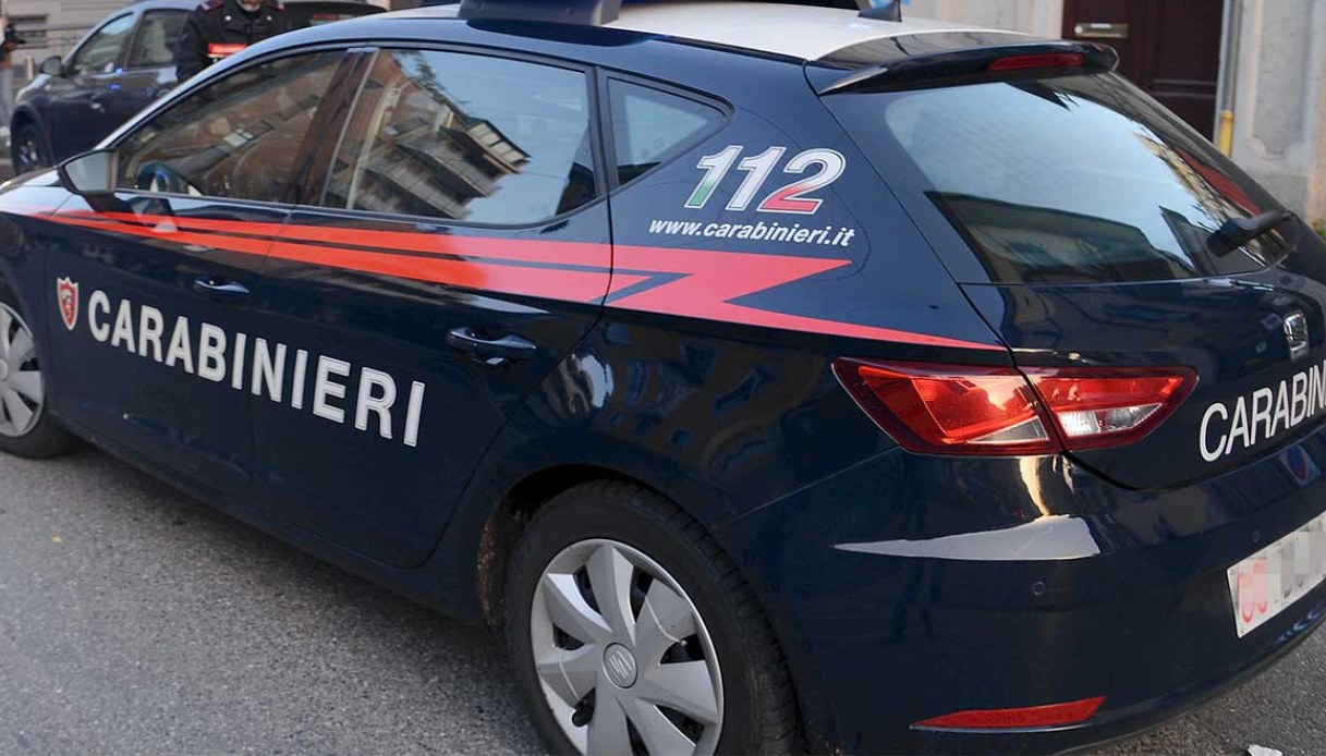Madre a Catania cerca di soffocare la figlia di 5 mesi, i carabinieri sfondano la porta e la bloccano in tempo