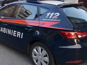 Madre a Catania cerca di soffocare la figlia di 5 mesi, i carabinieri sfondano la porta e la bloccano in tempo