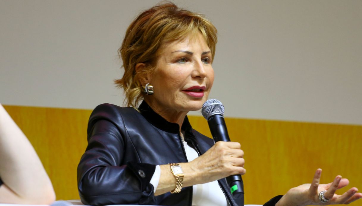 incendio a davos e paura per lilli gruber in diretta a otto e mezzo evacuati in fretta e furia da Virgilio.it incendio a davos e paura per lilli gruber in diretta a otto e mezzo evacuati in fretta e furia