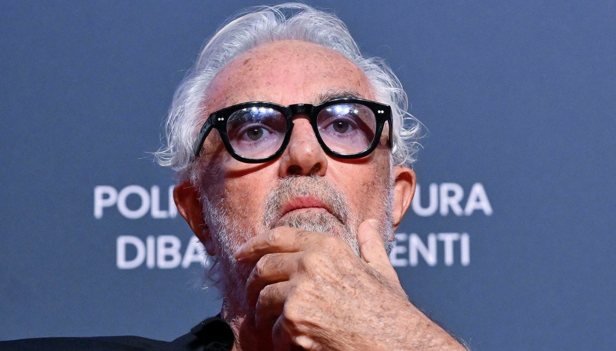 https://wips.plug.it/cips/notizie.virgilio.it/cms/2026/01/flavio-briatore-agenti-ice-usa.jpg