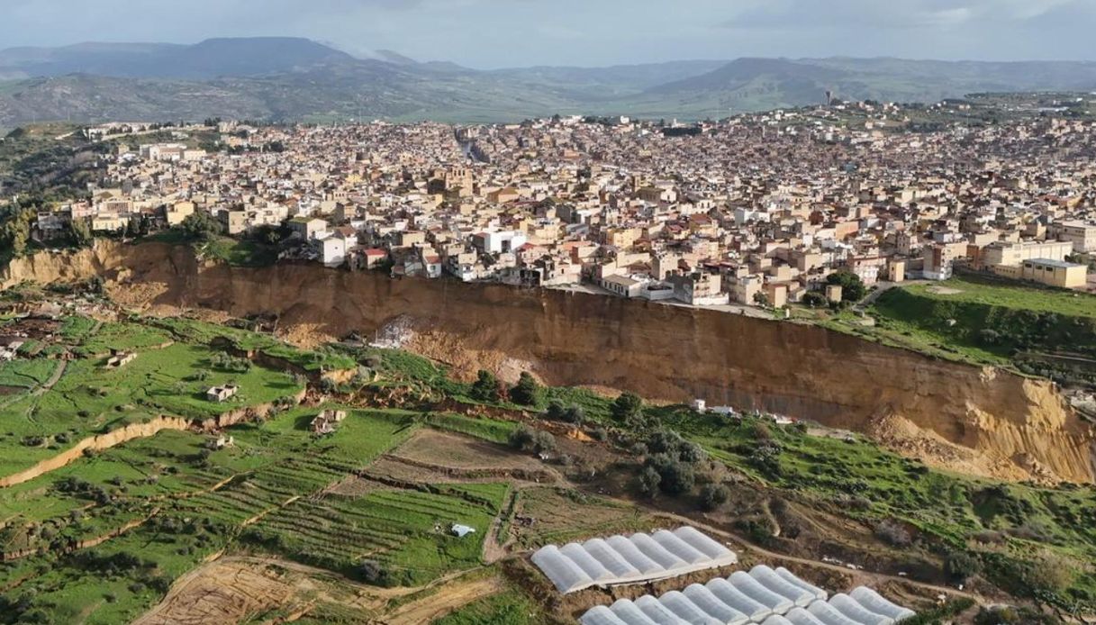 Frana a Niscemi, case vicino al precipizio dopo i cedimenti del terreno: oltre mille evacuati