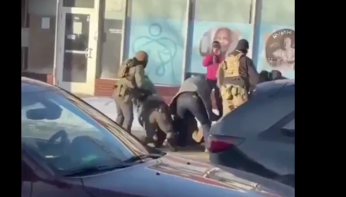 Agenti ICE uccidono un uomo a Minneapolis, è la seconda volta dopo Renee Nicole Good: spuntano foto dell