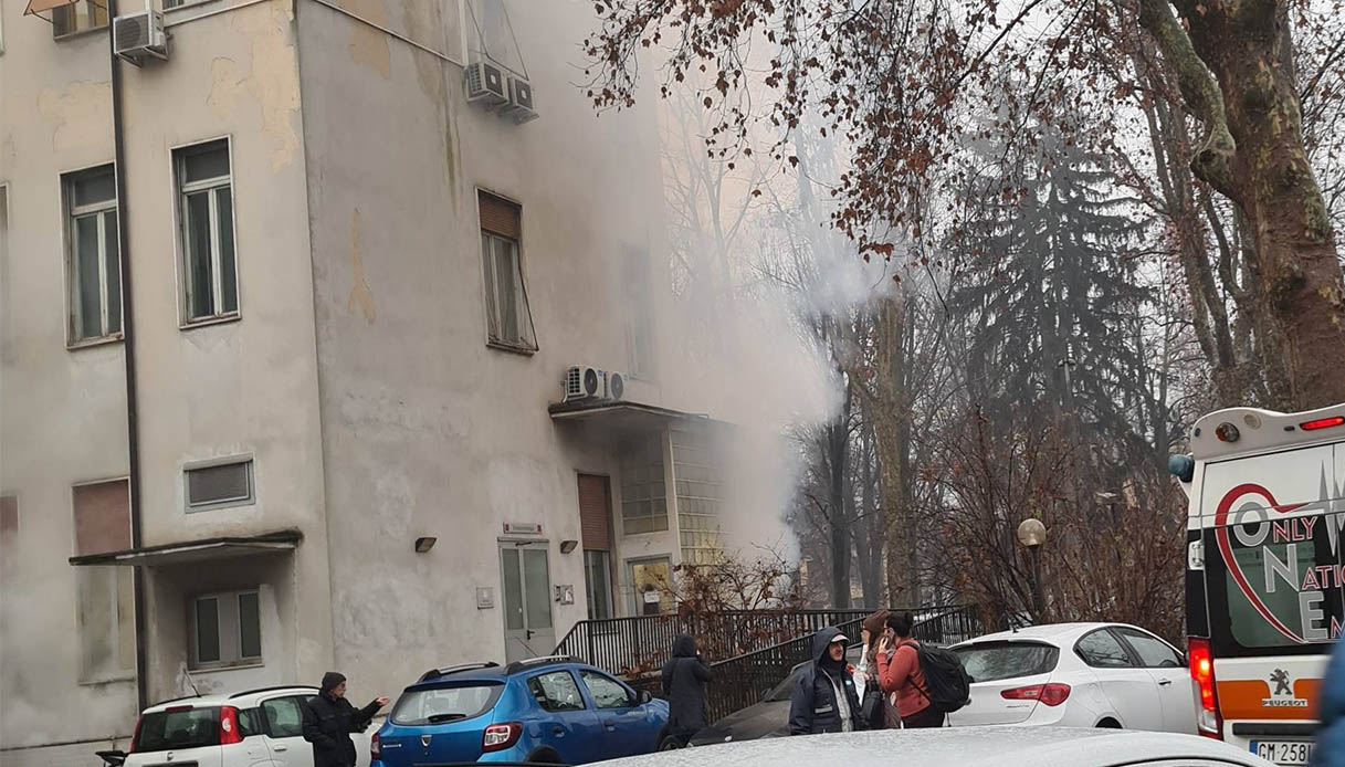 https://wips.plug.it/cips/notizie.virgilio.it/cms/2026/01/incendio-ospedale-sacco-milano.jpg