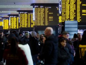 Incendio alla stazione di Roma Termini, cavo elettrico in fiamme e traffico ferroviario in tilt
