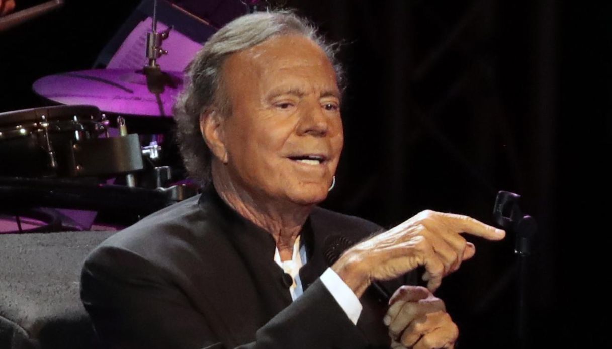 Julio Iglesias, archiviata a Madrid la denuncia per aggressioni sessuali per un “difetto di giurisdizione”