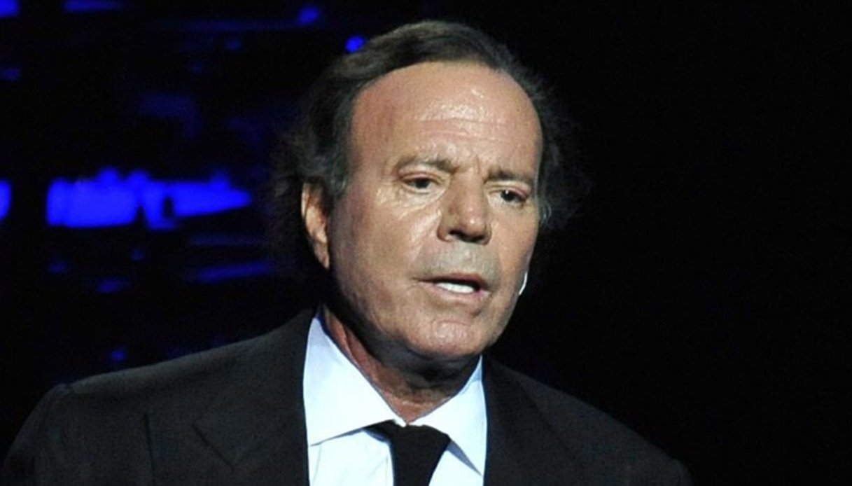 https://wips.plug.it/cips/notizie.virgilio.it/cms/2026/01/julio-iglesias-violenza-sessuale-accuse.jpg