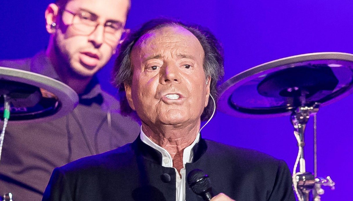 https://wips.plug.it/cips/notizie.virgilio.it/cms/2026/01/julio-iglesias.jpg