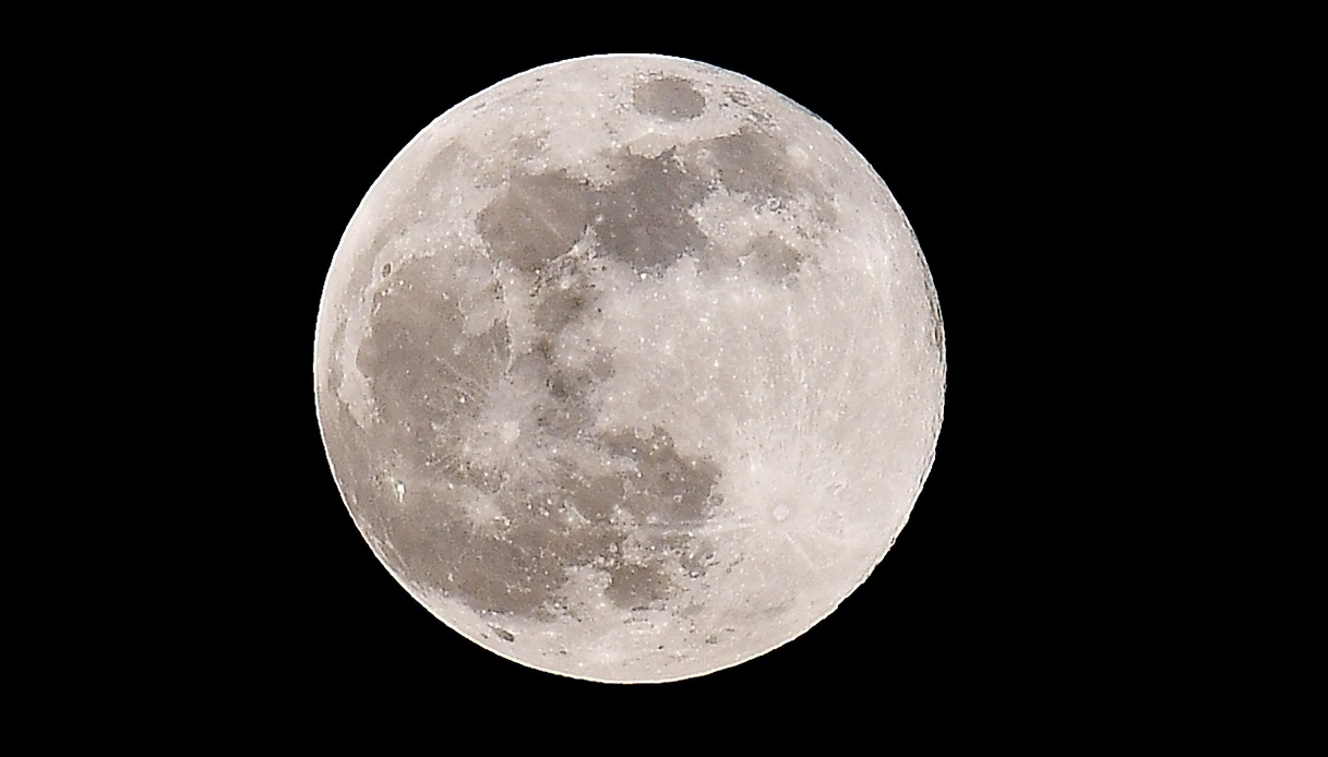 quanto e grande la luna