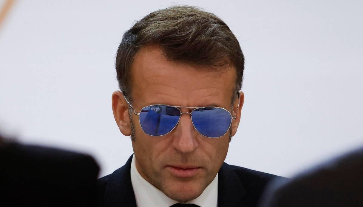 https://wips.plug.it/cips/notizie.virgilio.it/cms/2026/01/macron-occhiali-da-sole.jpg