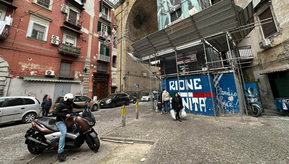 Spari a Napoli per le strade del rione Sanità, feriti due ragazzi sullo scooter: 19enne in pericolo di vita