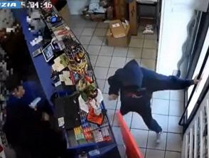 Video della rapina in tabaccheria a Bologna, uno degli arrestati azzanna il dito d'un agente durante l'arresto