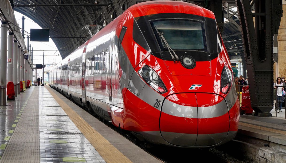 https://wips.plug.it/cips/notizie.virgilio.it/cms/2026/01/prezzo-dinamico-biglietti-treno-frecciarossa-trenitalia-1.jpg