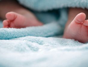 Il primo nato del 2026 è Zoe a Catania, un minuto dopo arriva Filippo a Milano. Tutti i bimbi nati a Capodanno