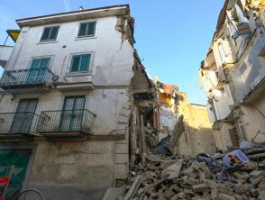 Palazzo crollato a Casoria il giorno dopo lo sgombero, residenti avevano protestato: le immagini delle macerie