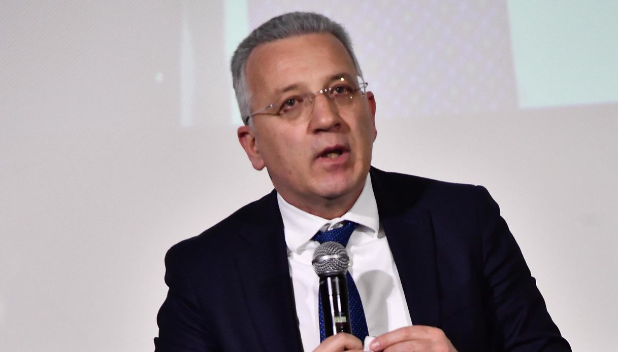 Studente accoltellato a La Spezia, bufera sul sindaco Pierluigi Peracchini sui "coltelli solo in certe etnie"