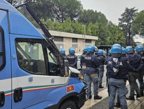 Scontri tra tifosi di Napoli e Lazio sull'A1 vicino Frosinone, 80 fermati e coltelli e mazze sequestrate