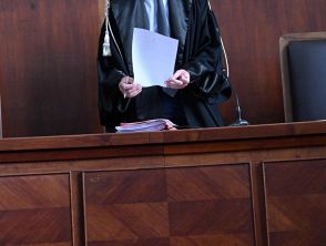 A Treviso 16enne violenta bambina di 10 anni, genitori condannati a pagare 130 mila euro: 