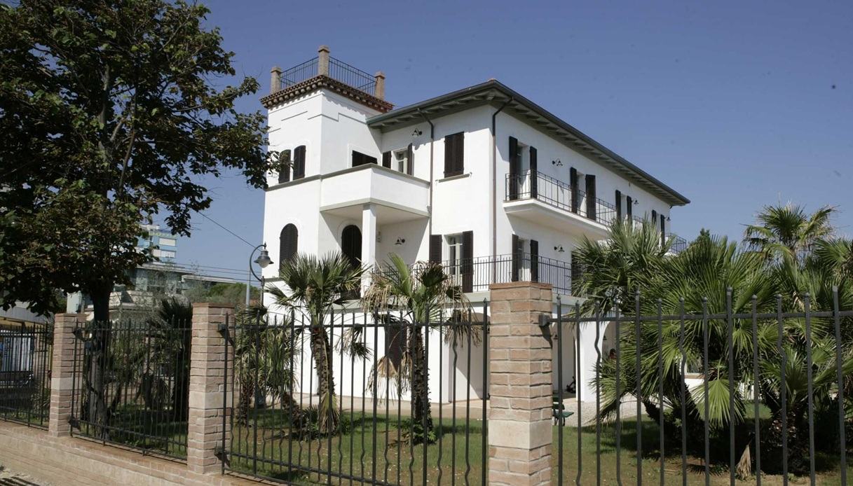 https://wips.plug.it/cips/notizie.virgilio.it/cms/2026/01/villa-mussolini-massano-msi-riccione.jpg