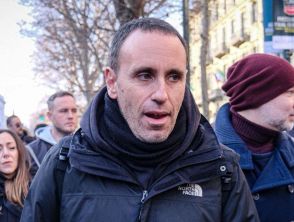 Al corteo per Askatasuna a Torino arriva Zerocalcare, spuntano anche cartelli contro 