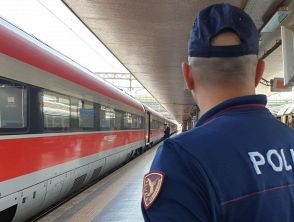 Investito dal treno, morto ragazzo di 17 anni distratto dalle cuffie nelle orecchie: è strage di giovanissimi