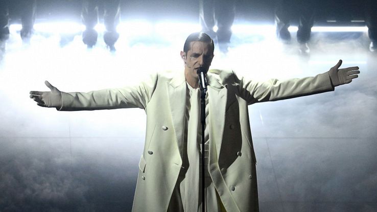 Achille Lauro a Sanremo canta Perdutamente per le vittime di Crans-Montana,  è standing ovation: "Un dovere"