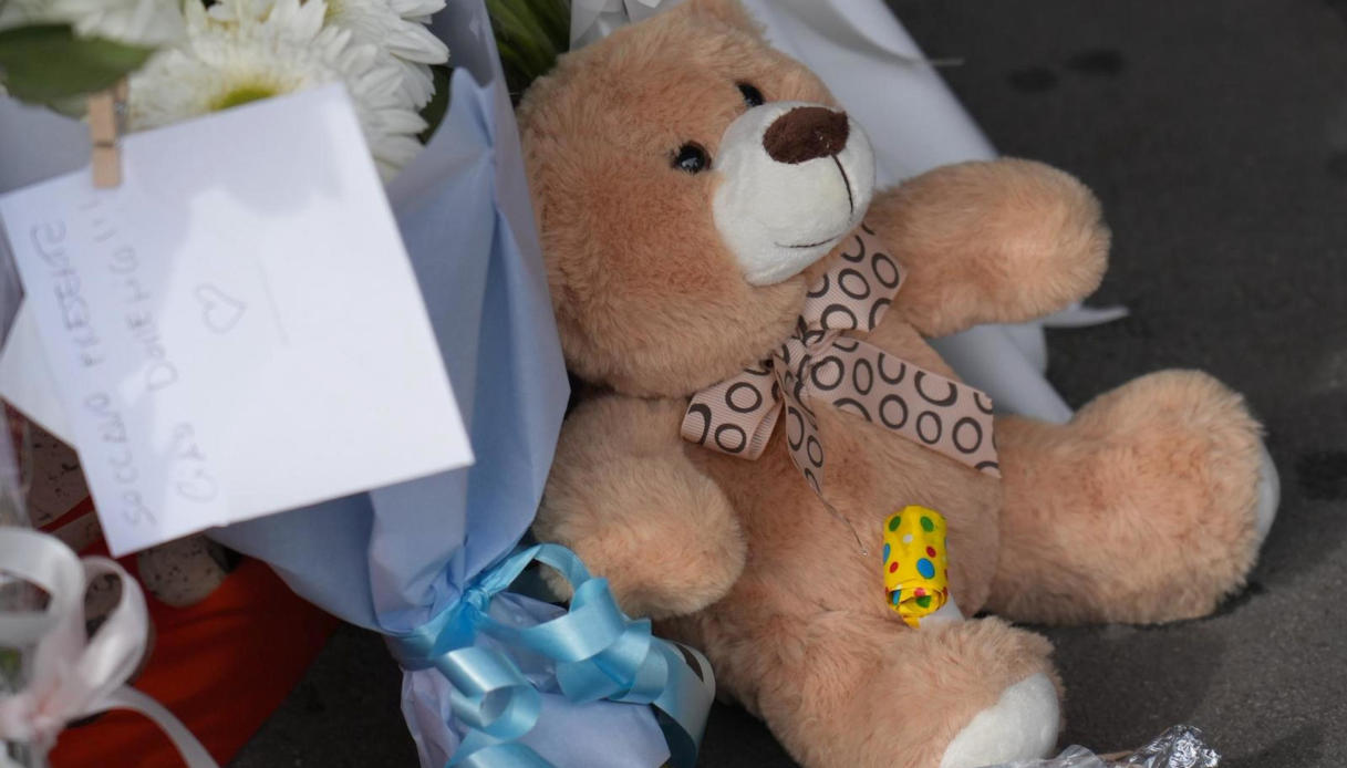 Bambino con il cuore bruciato, il funerale del piccolo Domenico fra ...