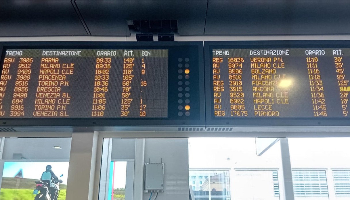 Treni in ritardo a Bologna per cavi tranciati nel nodo per Venezia, ipotesi sabotaggio e caos