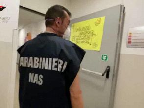 Topo morto in una pentola della scuola Costantini di San Paolo Bel Sito a Napoli, trovato da un'operatrice