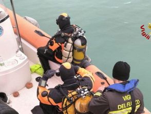 Picchia la madre e fugge a Civitanova Marche, 20enne trovato morto in mare: si sarebbe gettato dal porto