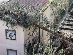 Crollo del muro di contenimento sulla palazzina a Formello vicino Roma, un morto e due feriti per il maltempo