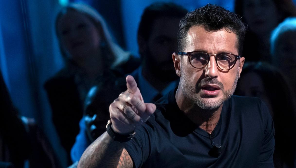 fabrizio corona torna su instagram con il nuovo profilo io sono notizia proprio come la serie netflix