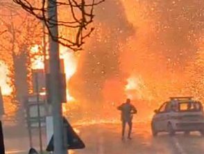 Esplosioni nel furgone con bombole d'ossigeno a Bibbiena vicino Arezzo: 6 feriti, scuola e famiglie evacuate