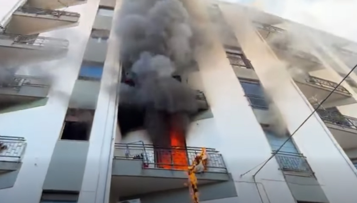 Incendio a Giarre, fiamme in un appartamento del condominio: 10 intossicati, morti alcuni animali intrappolati Incendio a Giarre, fiamme in un appartamento del condominio: 10 intossicati, morti alcuni animali intrappolati