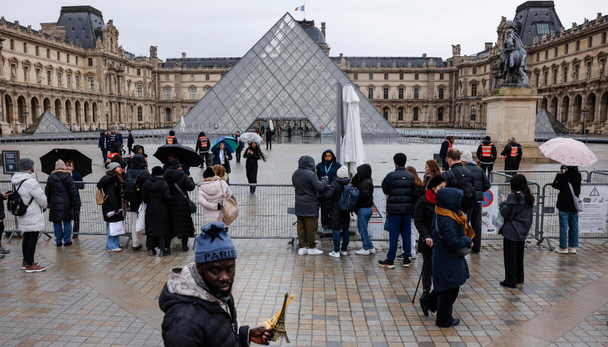 Louvre allagato, stanze con opere italiane piene d Louvre allagato, stanze con opere italiane piene d