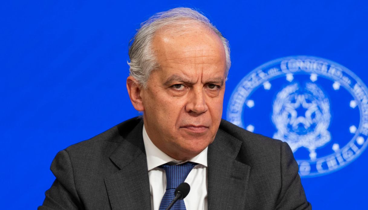 Piantedosi contro i giudici, "disparità di trattamento nelle condanne": piazze puntano a "rovesciare Governo"