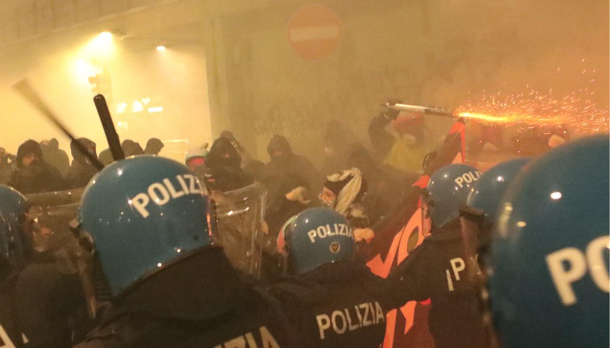 Scontri al corteo contro le Olimpiadi a Milano, tensioni e cariche della Polizia verso la tangenziale Est