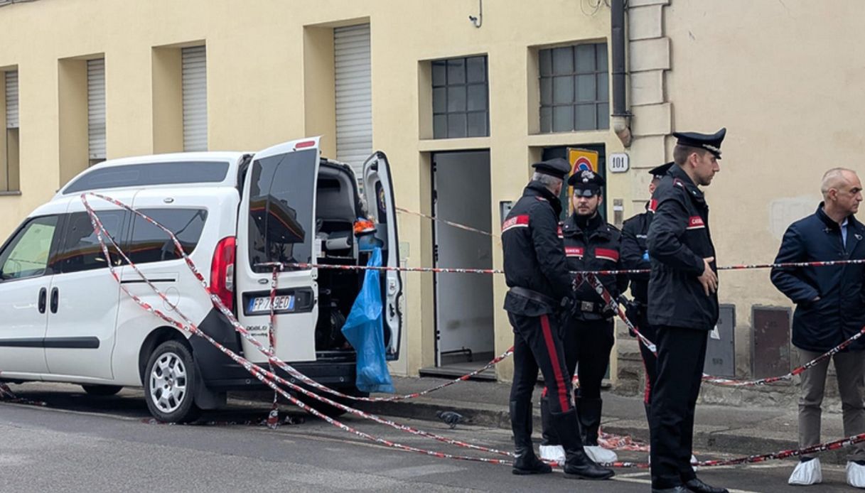 Trovato morto in casa a Firenze in via Giuliani, ipotesi omicidio: altri feriti nell Trovato morto in casa a Firenze in via Giuliani, ipotesi omicidio: altri feriti nell